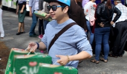 Bằng Cường nhiệt tình giúp đỡ bà con trong chuyến đi từ thiện